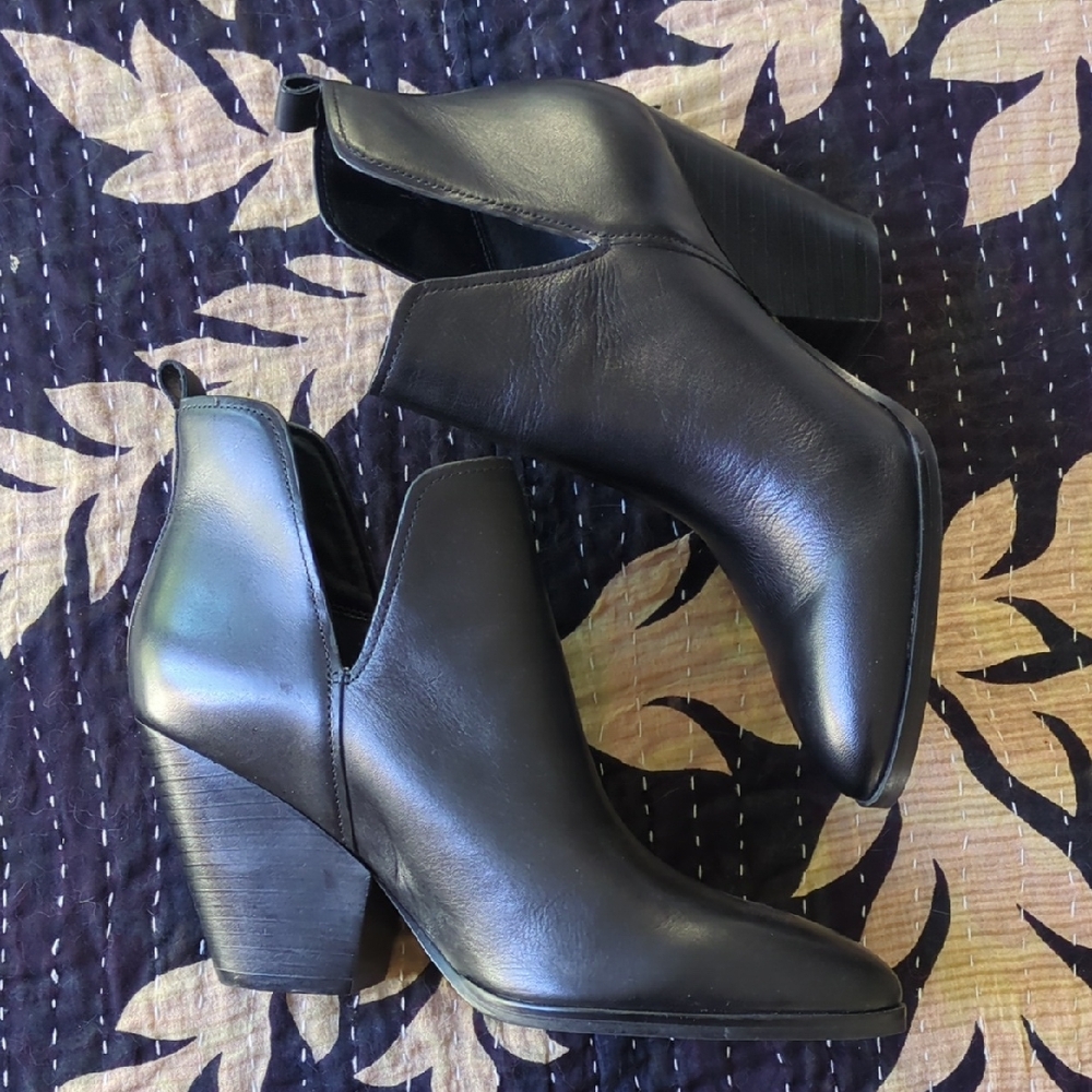 NWOT. Marc Fisher LTD Tanilla Black Ankle Booties 9 1/2 M